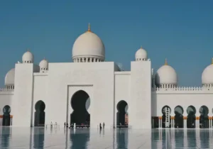 Mosque in UAE with reflective water in the foreground - no capital gains tax rate