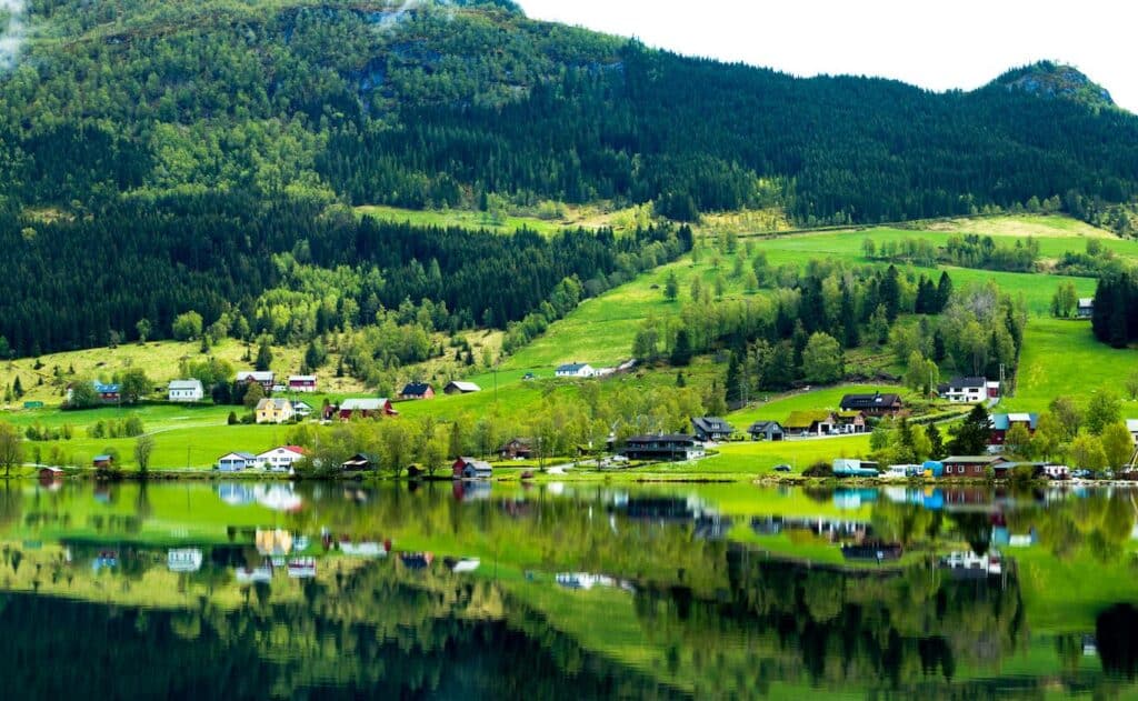 Green hills in Norway - best family-friendly countries