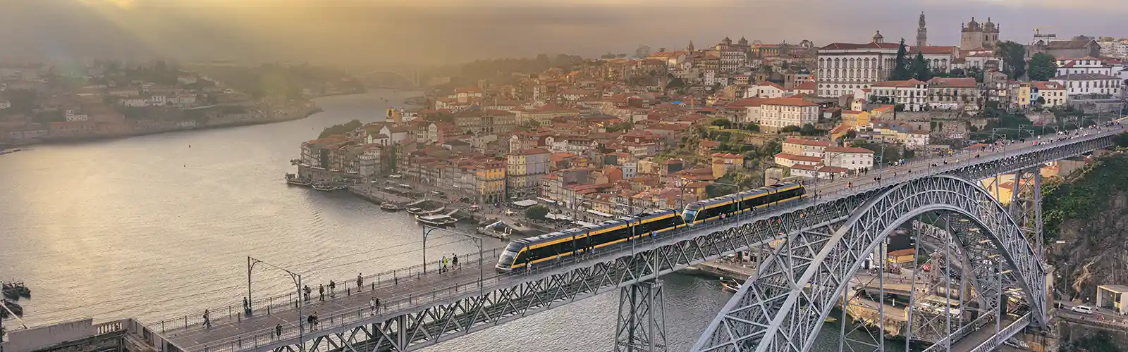 tram-porto-portugal-long