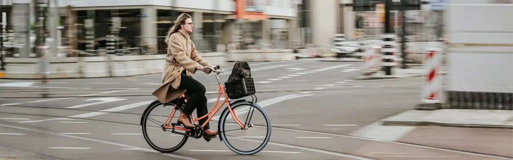 woman-bike-city